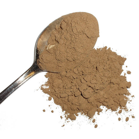 Johannisbrot-Mehl lose auf einem Löffel